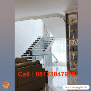 Kaca railing dengan tiang stainless