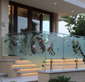 balkon kaca motif klasik