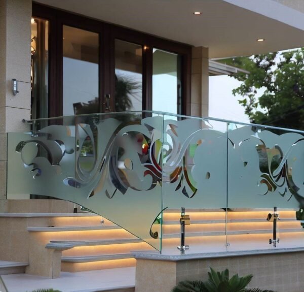 balkon kaca motif klasik