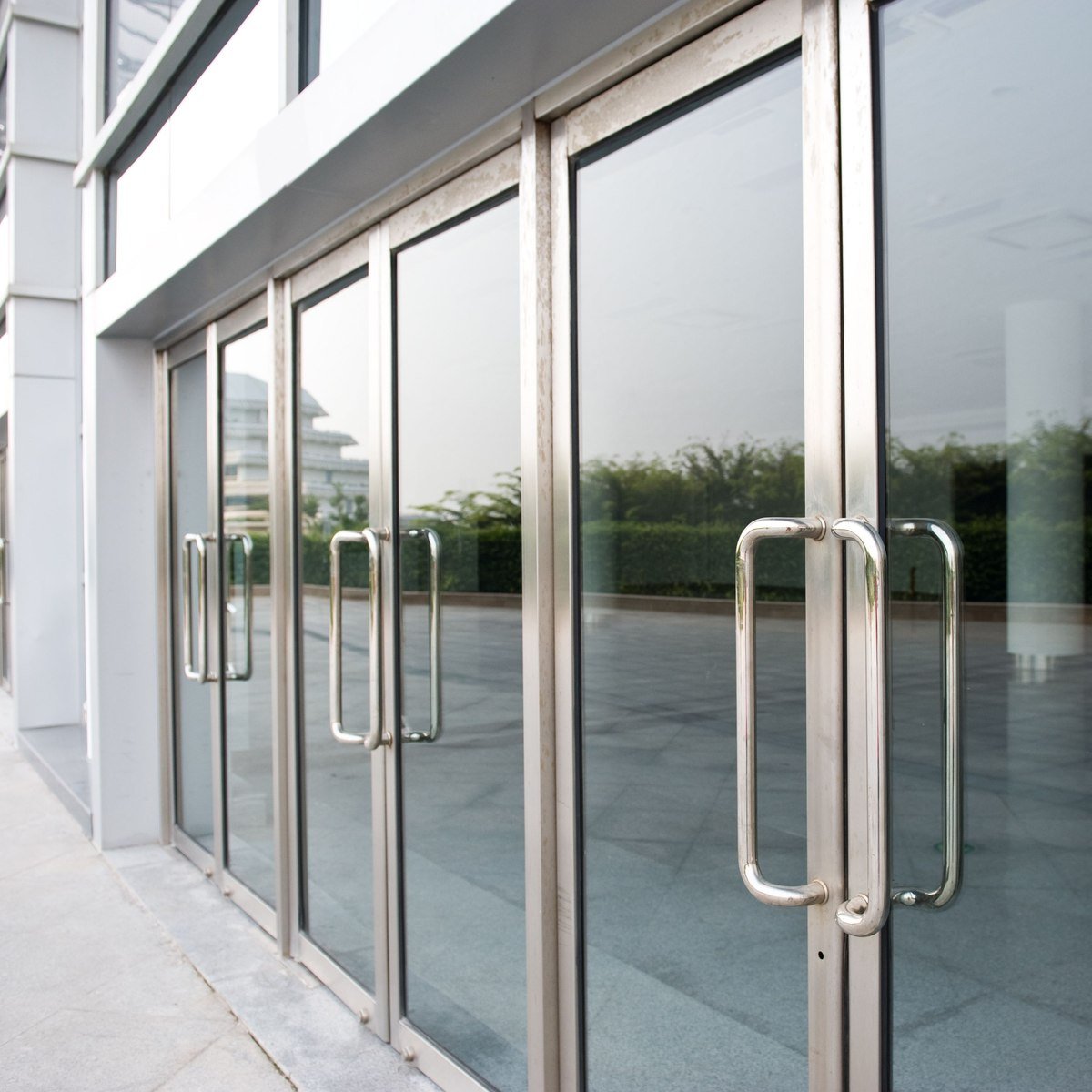 pintu kaca tempered gedung